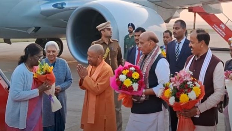 लखनऊ पहुंचीं राष्ट्रपति द्रौपदी मुर्मू, एयरपोर्ट पर रक्षामंत्री राजनाथ सिंह और मुख्यमंत्री योगी ने किया स्वागत