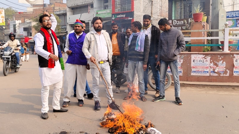 सुल्तानपुर में स्वामी प्रसाद मौर्य का जलाया पुतला, रामलला पर दिए बयान पर जताया विरोध