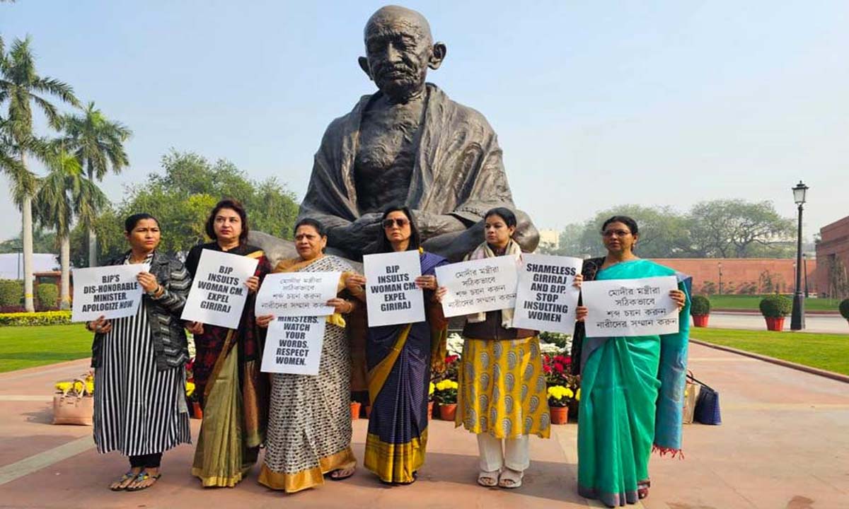 ममता बनर्जी पर गिरिराज सिंह की टिप्पणी के खिलाफ तृणमूल की महिला सांसदों का संसद भवन परिसर में प्रदर्शन