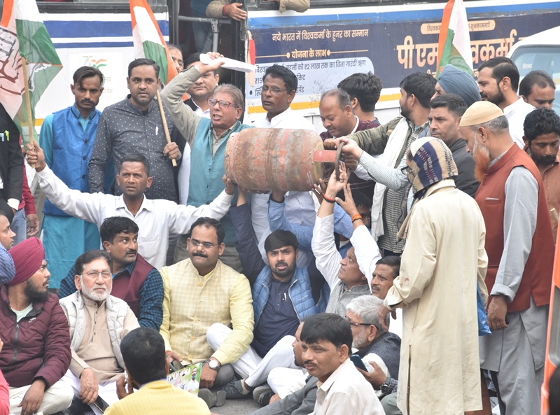 बरेली: महंगाई के खिलाफ सिलिंडर लेकर कांग्रेस का प्रदर्शन