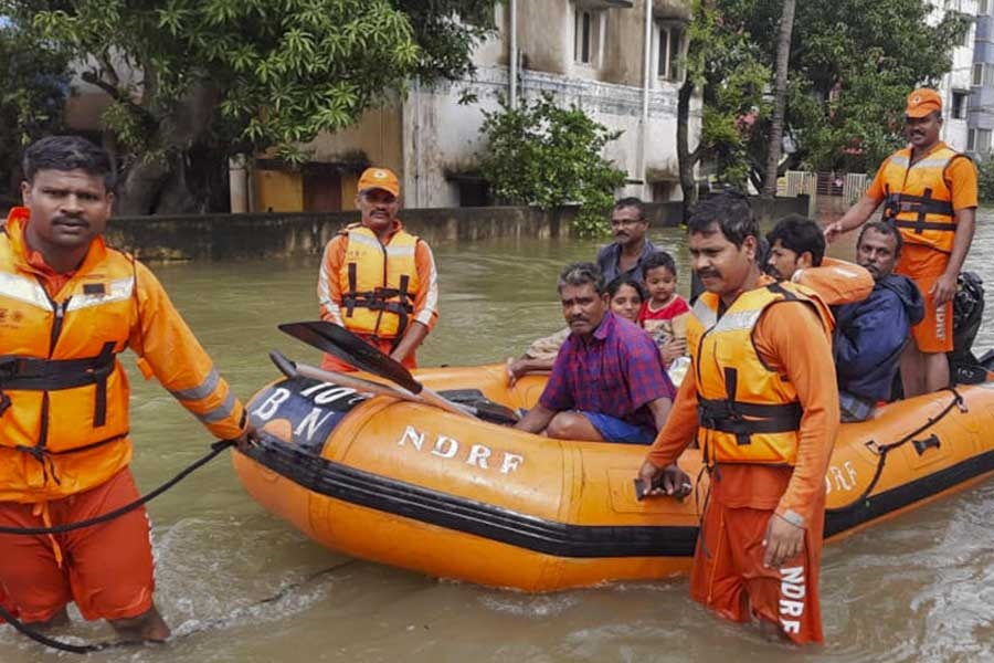 तमिलनाडु ‘मिगजॉम’: मृतकों की संख्या बढ़कर हुई 12, चेन्नई में राहत कार्यों में नौका और ट्रैक्टर का उपयोग