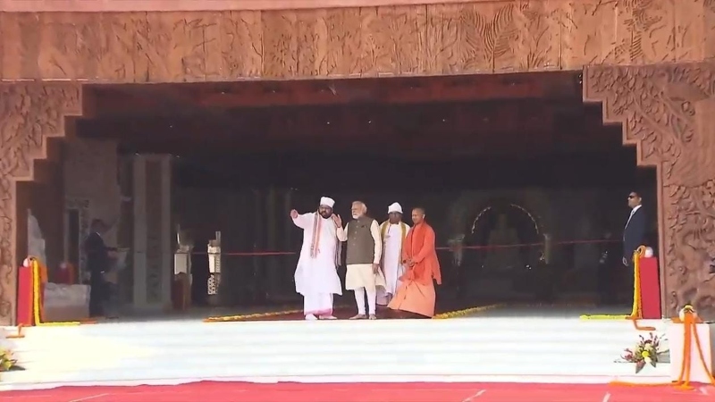 प्रधानमंत्री नरेंद्र मोदी ने किया स्वर्वेद मंदिर का उद्घाटन, CM योगी भी रहे मौजूद  