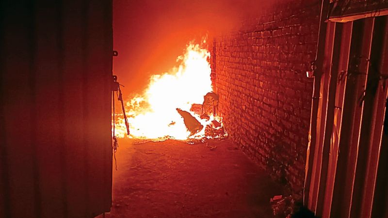 Kanpur Fire: कारखाने और गोदाम में लगी भीषण आग… ऊंची-ऊंची लपटें उठती देख मचा हड़कप, लाखों का नुकसान