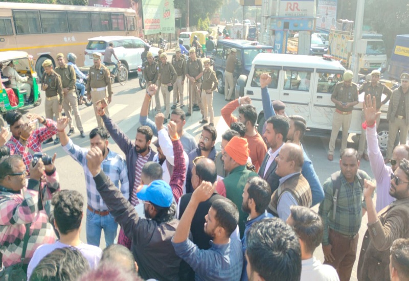 मुरादाबाद : क्षत्रिय महासभा के कार्यकर्ताओं ने फव्वारा चौक पर किया चक्का जाम, सुखदेव सिंह के हत्यारों को पकड़ने की मांग 