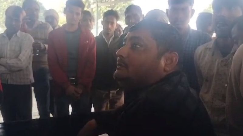 Kanpur News: फैक्ट्री गेट के आगे दुकान लगाए जाने के विरोध पर मारपीट, डंडे से हमला कर किया पथराव