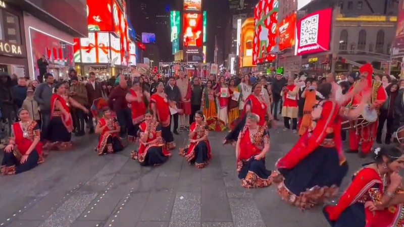 US: अमेरिका में गूंजी गुजराती धुन, टाइम्स स्क्वायर पर भारतीय-अमेरिकी समुदाय ने  किया गरबा 