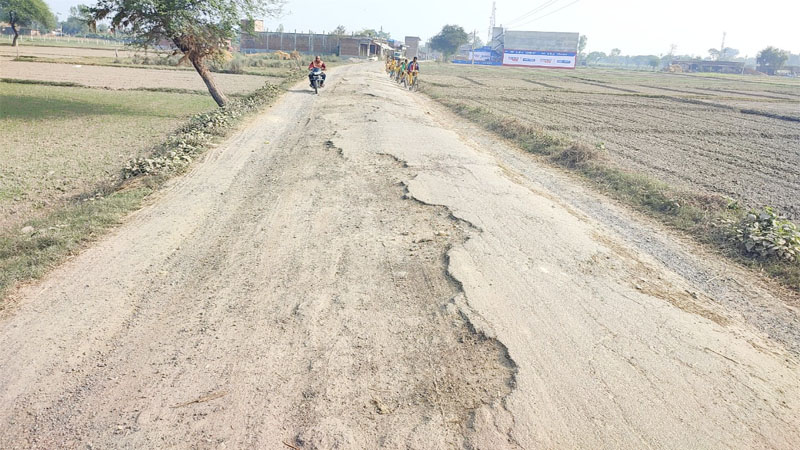 बहराइच: टूटी-फूटी खराब सड़क पर ग्रामीणों का चलना हुआ दूभर, किया प्रदर्शन