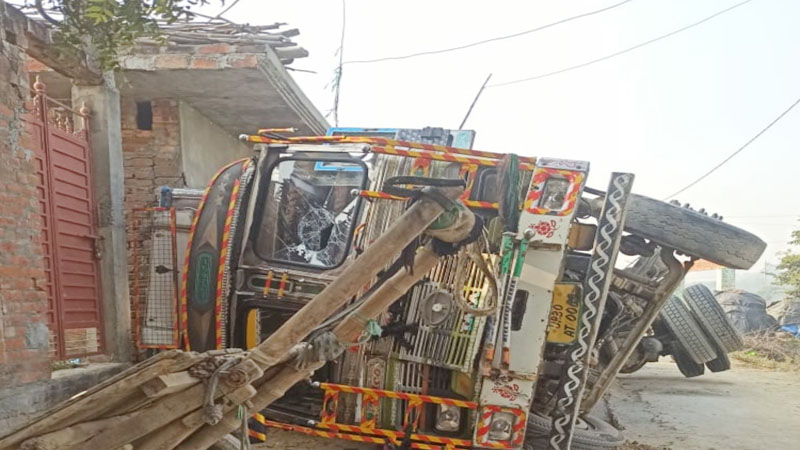 हरदोई: बालू लदा ओवर लोड ट्रक पलटने से जमींदोज हुआ मकान, बाल-बाल बचे घर में सो रहे लोग 