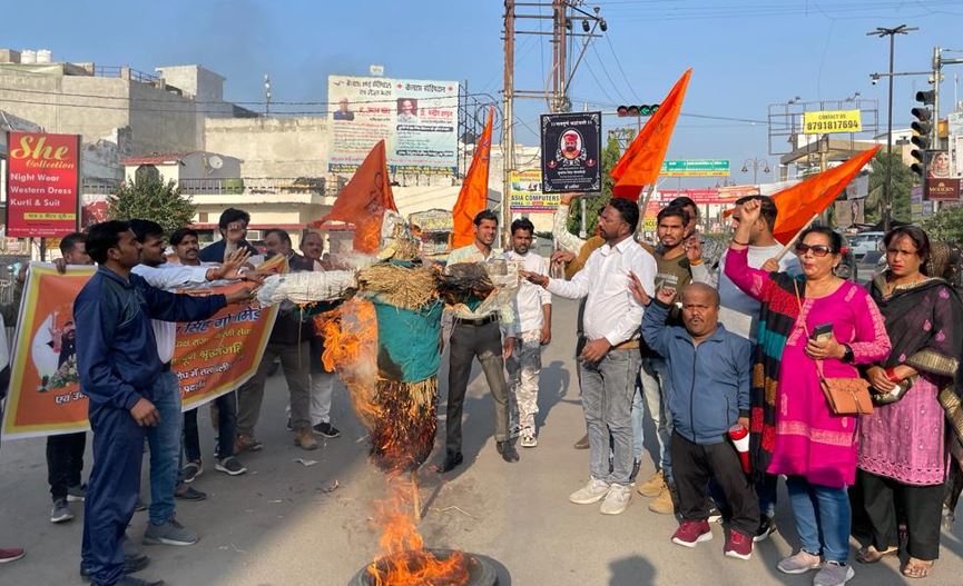 बरेली: सुखदेव सिंह गोगामेड़ी की हत्या से आक्रोश, करणी सेना ने पुतला फूंककर जताया रोष 