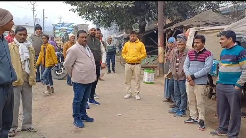 संतकबीर नगर: नगर पालिका अध्यक्ष ने अग्निकांड से प्रभावित लोगों से की मुलाकात