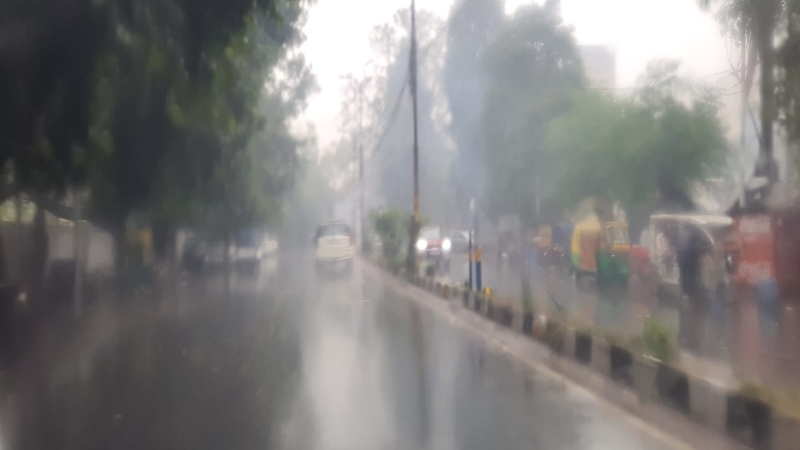 UP weather : लखनऊ समेत कई जिलों में घने कोहरे के बीच हुई बारिश, ठंड का बढ़ा असर