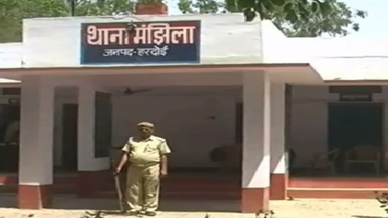 हरदोई : पुलिस ने दरवाजा तोड़कर बाहर निकला महिला का शव, घर पर किया Suicide  