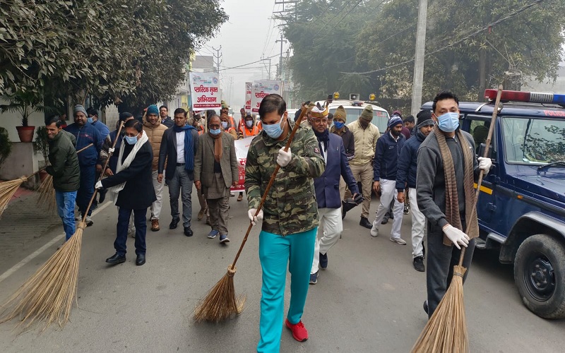 रामपुर : विशेष सफाई अभियान की शुरुआत, सांसद-डीएम समेत इन अधिकारियों ने सड़क पर लगाई झाड़ू 