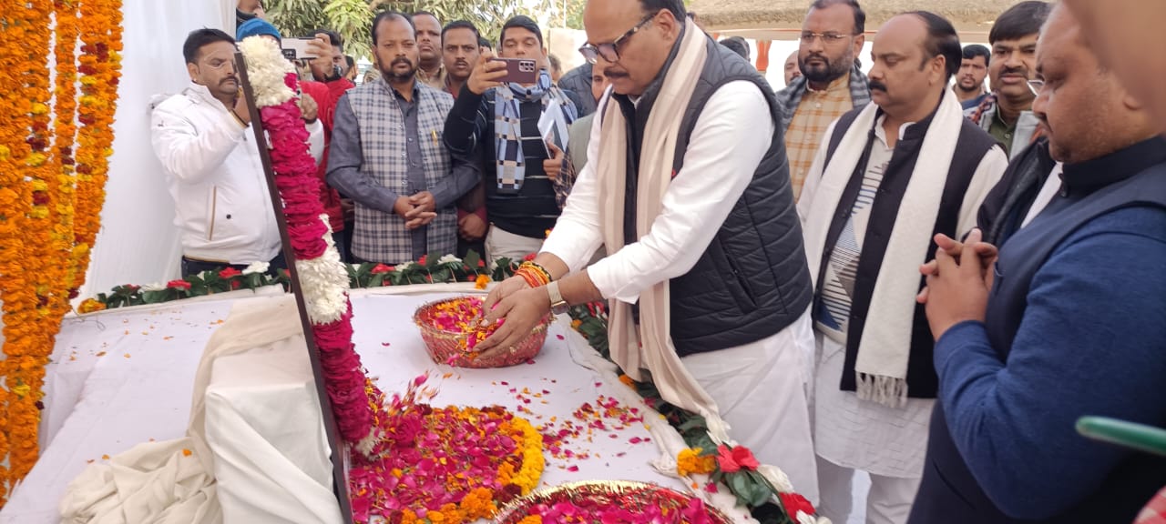 शाहजहांपुर: दिवंगत विधायक के गांव पहुंचे डिप्टी सीएम ब्रजेश पाठक, दी श्रद्धांजलि