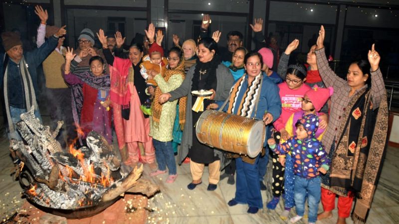 Lohri 2024: सुंदर मुंदरीए होए, तेरा कौन बचारा होए… लोहड़ी पर्व की बधाइयों के बीच हुआ भांगड़ा और गिद्दा 