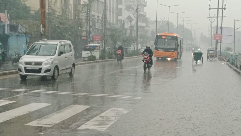 Weather Forecast Kanpur: सर्द हवाओं के साथ तेज बारिश… बढ़ी गलन, ठिठुरते नजर आए लोग