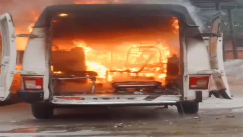 रायबरेली: अस्पताल परिसर में आग का गोला बनी एंबुलेंस, मचा हड़कंप 