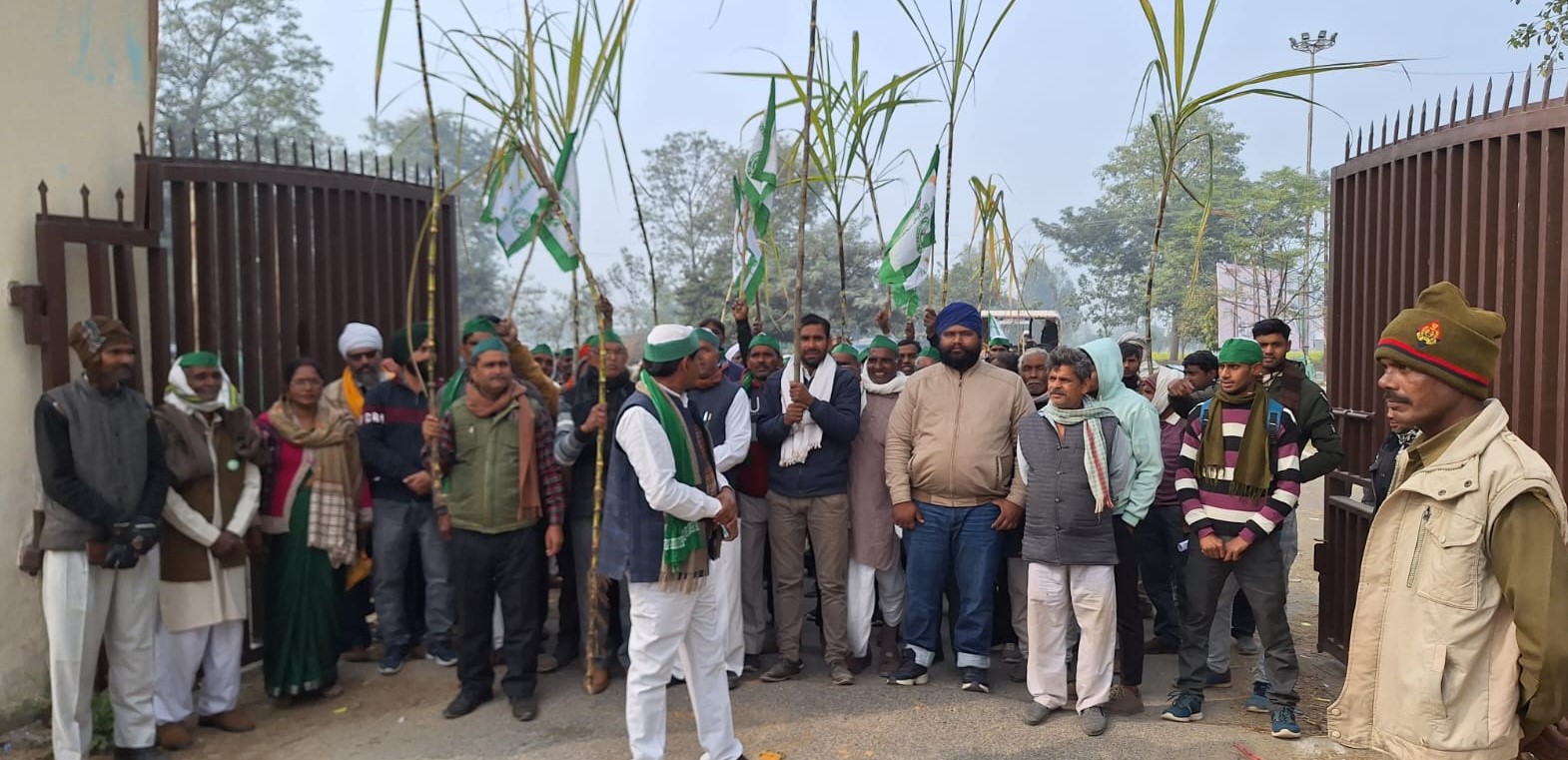 कासगंज: गन्ने मूल्य में बढ़ोत्तरी की मांग को लेकर लामबंद हुई किसान यूनियन, किया प्रदर्शन 