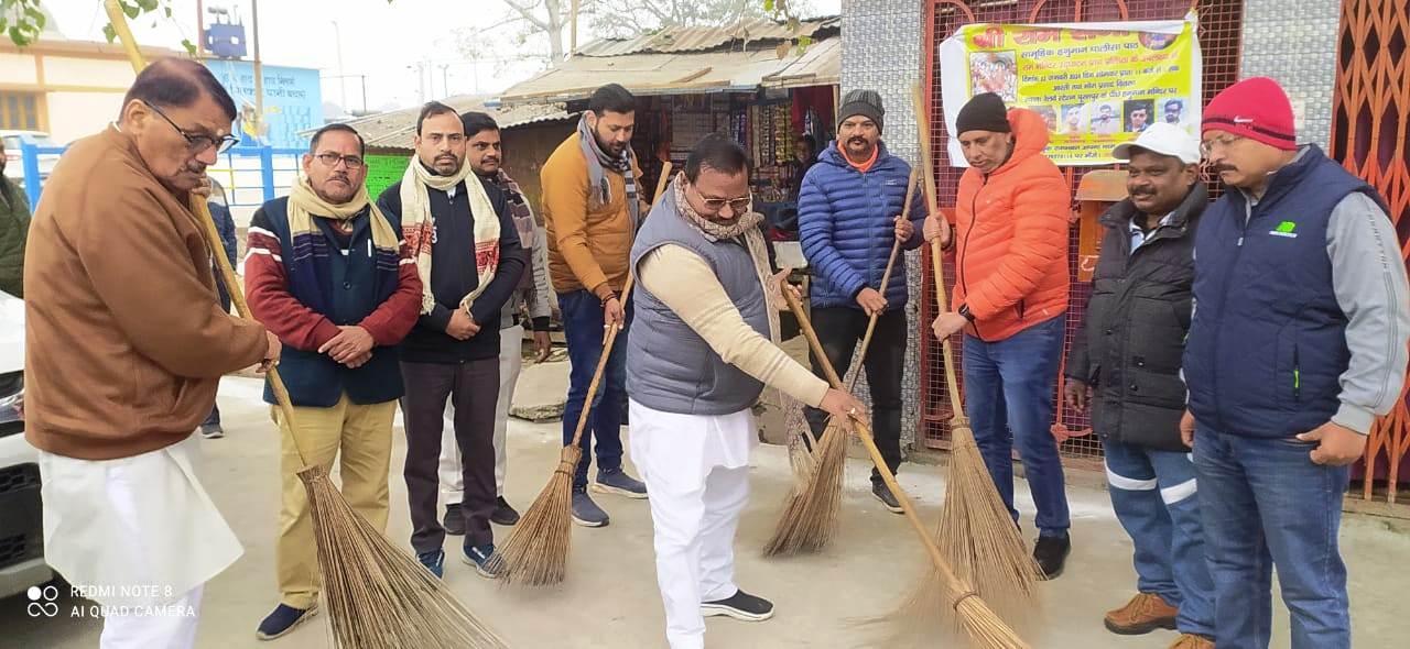 पीलीभीत: मेज पर नहीं बिछी चादर तो विधायक गुस्साए,  ईओ से बोले- ऐसे चलाएंगे नगरपालिका, शिकायत ऊपर तक जाएगी...