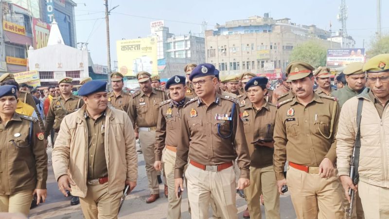 Kanpur News: टाटमिल बस अड्डा हटाने के लिए पुलिस करेगी पत्राचार... घंटाघर चौराहे का कमिश्नर ने किया निरीक्षण, सुधार के निर्देश दिए...