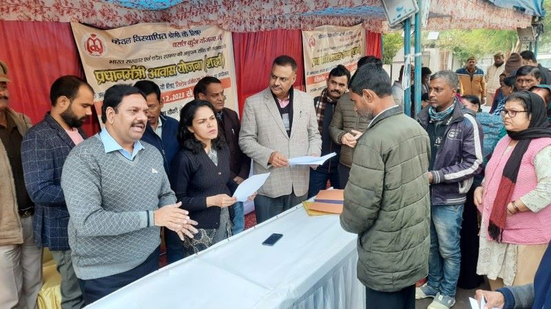 लखनऊ : अकबरनगर के लोगों को मिला प्रधानमंत्री आवास का आवंटन पत्र, जमा करने होंगे 