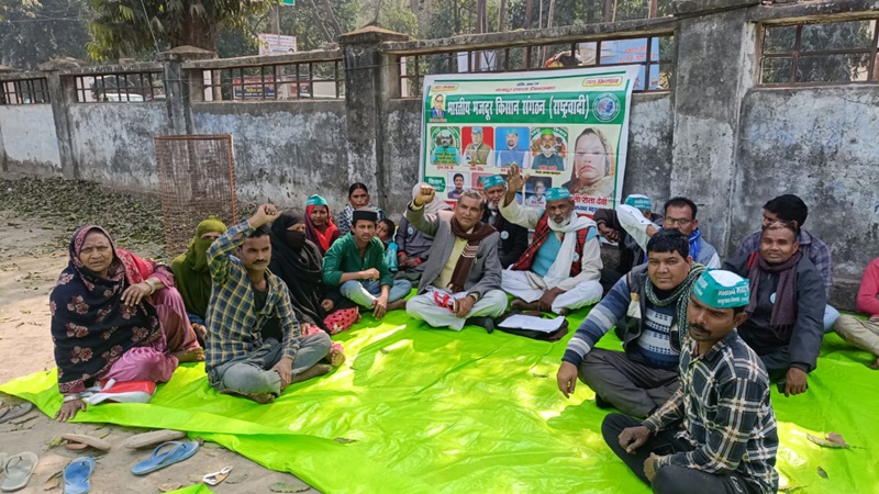 बहराइच: मांगों को लेकर किसानों ने दिया धरना, नगर मजिस्ट्रेट को सौंपा आठ सूत्रीय मांगपत्र