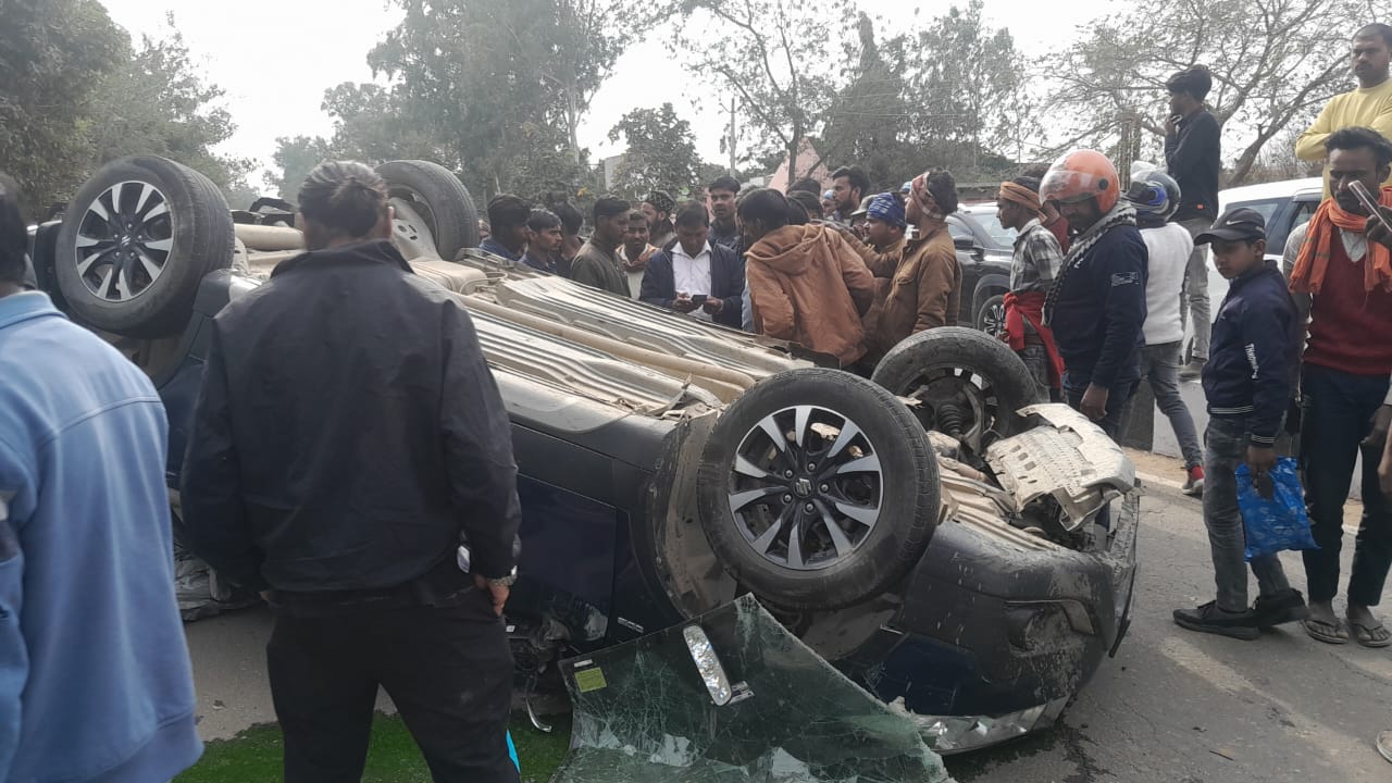 संभल: ट्रक ने कार में मारी टक्कर...तीन बार पलटी गाड़ी, बेल्ट व एयरबैग ने बचाई PWD इंजीनियर की जान