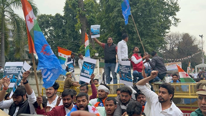 लखनऊ: विधानसभा घेराव करने निकले  NSUI कार्यकर्ताओं को पुलिस ने रोका, RO-ARO परीक्षा रद्द कराने को लेकर किया प्रदर्शन