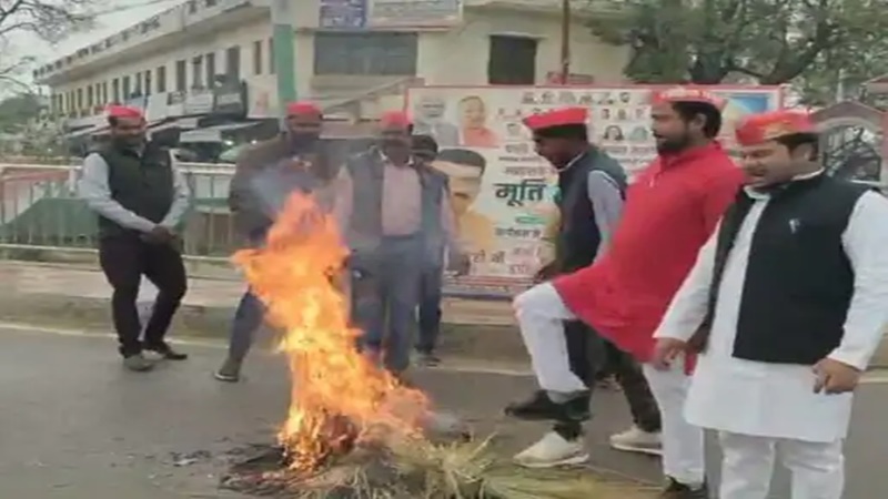 क्रॉस वोटिंग को लेकर सपा में मचा घमासान, कार्यकर्ताओं ने विधायकों के फूंके पुतले