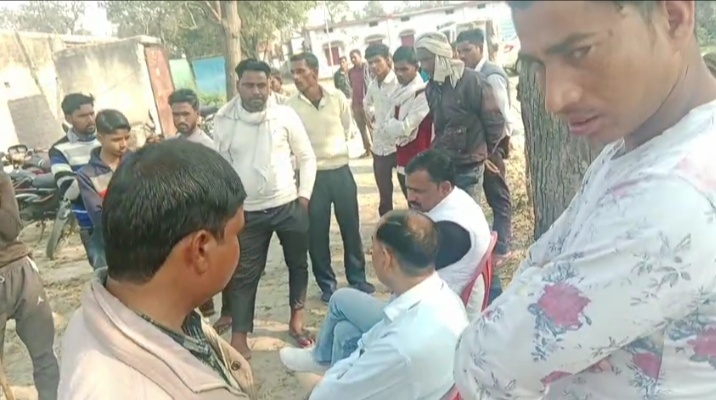 Lakhimpur Kheri News: मुंडन की खुशियां मातम में बदलीं...अज्ञात वाहन की टक्कर से बाइक सवार दंपती की मौत