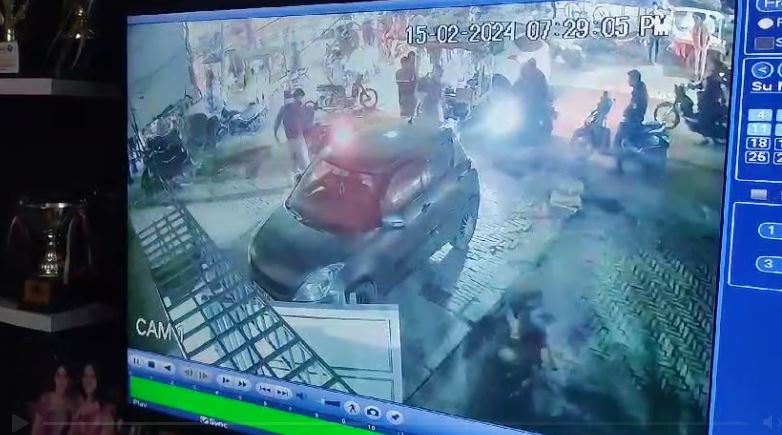 आगरा: बदमाशों ने दो मार्केटिंग एग्जीक्यूटिव के साथ की ढाई लाख की लूट, वारदात CCTV में कैद