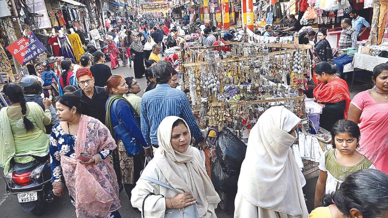 Kanpur: जाम से जकड़ा पी रोड बाजार, अतिक्रमण व ई-रिक्शा से लोग परेशान, दुकानदारों ने फुटपाथ तक कर रखा कब्जा