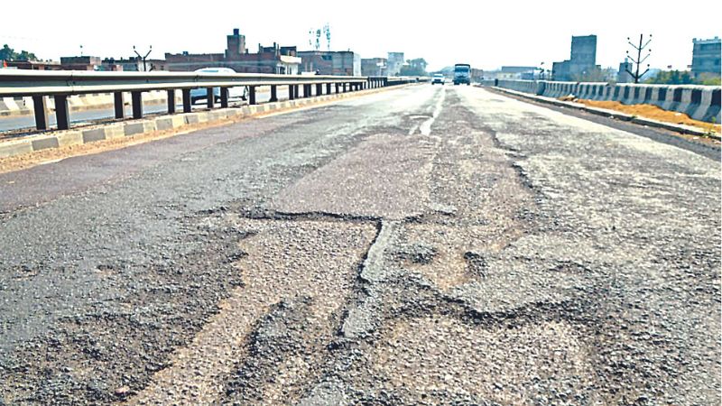 Kanpur: कानपुर-लखनऊ हाईवे पर गड्ढों की भरमार; नहीं जाग रहे जिम्मेदार... हादसों और जाम को देते हैं निमंत्रण... 