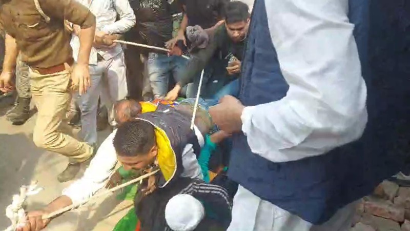 मुरादाबाद: राहुल-प्रियंका को देखने की होड़ में नाले में गिरे लोग, सुरक्षा वाहन से टकराया घोड़ा