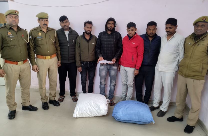 Mathura News: दो कार में ले जाते लाखों रुपए का गांजा पुलिस ने पकड़ा, 6 तस्कर गिरफ्तार