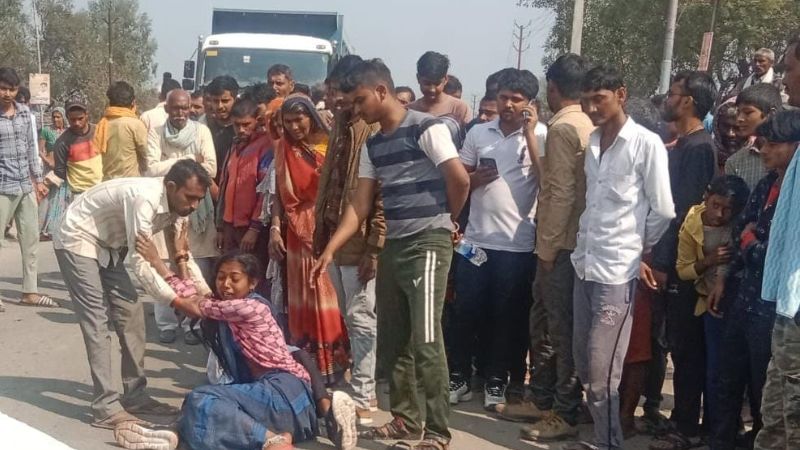 Banda Accident: डंपर से कुचलकर बाइक सवार युवक की मौत... भाई घायल, आक्रोशित परिजनों ने किया हंगामा