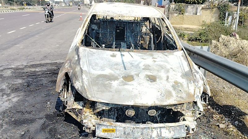 Kanpur Car Fire: जीटी रोड पर चलती कार बनी आग का गोला... दमकल ने कड़ी मशक्कत कर पाया काबू