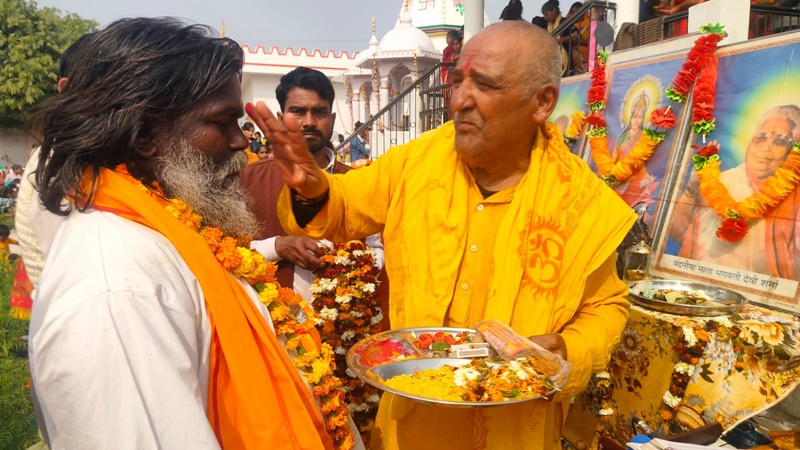 बहराइच: शिव मनकामेश्वर मन्दिर पर पांच दिवसीय महारुद्र यज्ञ शुरू,  भक्तों ने निकाली भव्य कलश यात्रा 