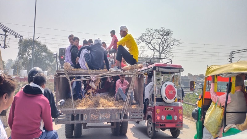 गोंडा: नियमों पर लापरवाही भारी, जारी है ट्रैक्टर-ट्रॉली पर सवारी, जान जोखिम में डाल यात्रा कर रहे लोग