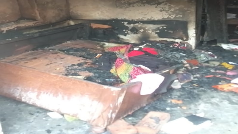 हरदोई: शार्ट सर्किट से लगी आग, लाखों की नगदी और घर-गृहस्थी हुई राख