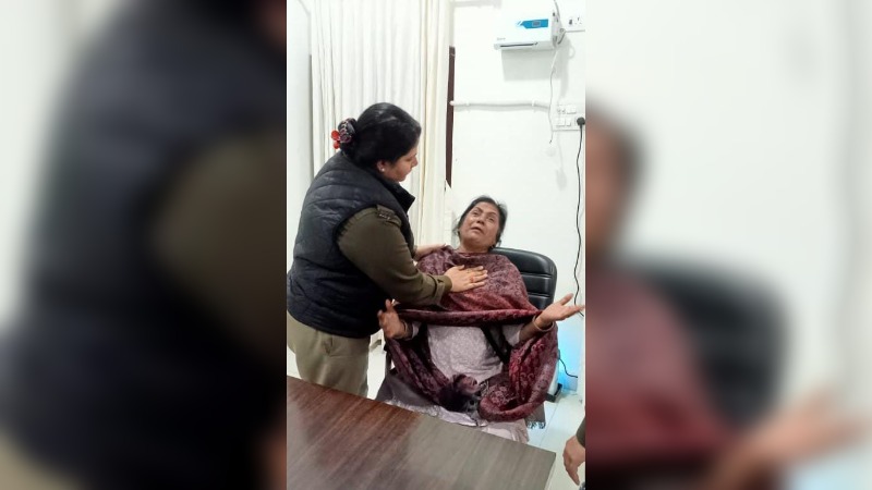 Kanpur: फूट-फूटकर रोई मां; रोते-रोते हुई बेहोश... बोली- इंसाफ दो, दबंगों ने मकान हड़पने के लिए बेटी को मार डाला'