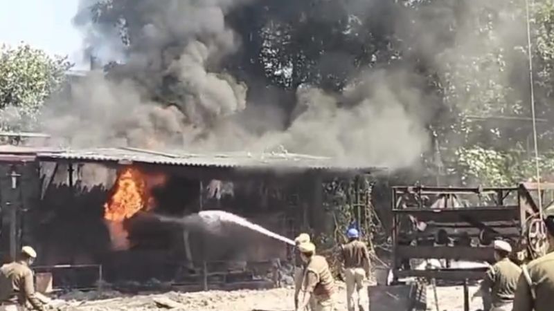 Unnao Fire: स्टील फैक्ट्री में रखे तेल में लगी भीषण आग...गैस कटर से मशीनों को काटने का चल रहा था काम