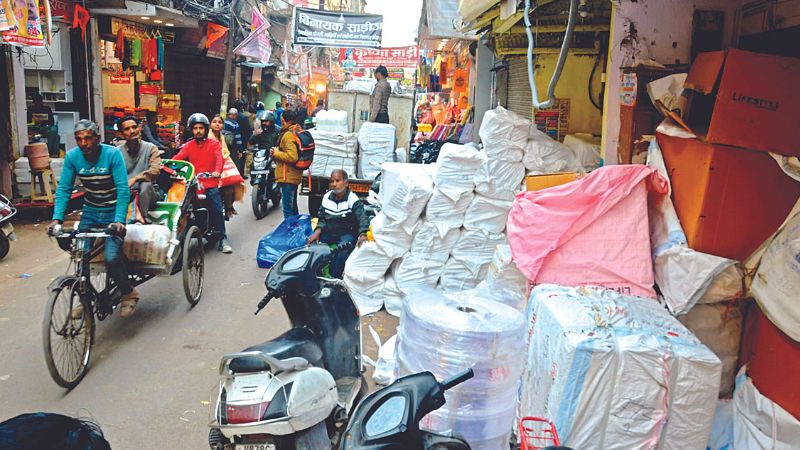 Kanpur: सौ साल पुरानी जनरलगंज बाजार अतिक्रमण से हुई बेजार; फुटपाथ पर दुकानदारों का कब्जा...घटकर व्यापार हुआ आधा...