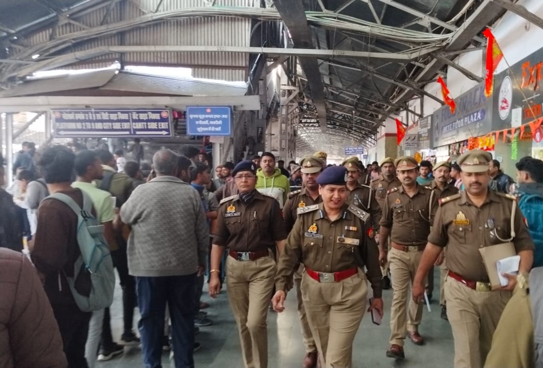 UP Police: आउटर से लेकर प्लेटफार्म तक सख्त सुरक्षा... डीआईजी जीआरपी ने सेंट्रल स्टेशन का किया निरीक्षण