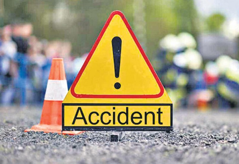 बाजपुर: 108 एंबुलेंस सड़क पर पलटी, महिला ईएमटी व चालक घायल