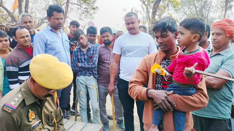 बाराबंकी: पत्नी का कटा सिर हाथ में लेकर, खून से सना बांका लहराते हुए थाने पहुंचा हत्यारा पति, देखने वाले दहशत में