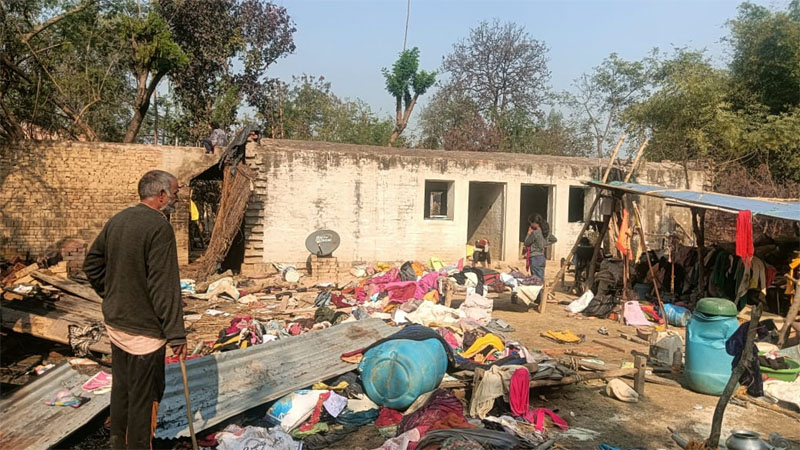 सुलतानपुर: अज्ञात कारणों से लगी आग से गरीब की राख हो गई गृहस्थी, घर में रखे 75 हजार हो गए खाक!