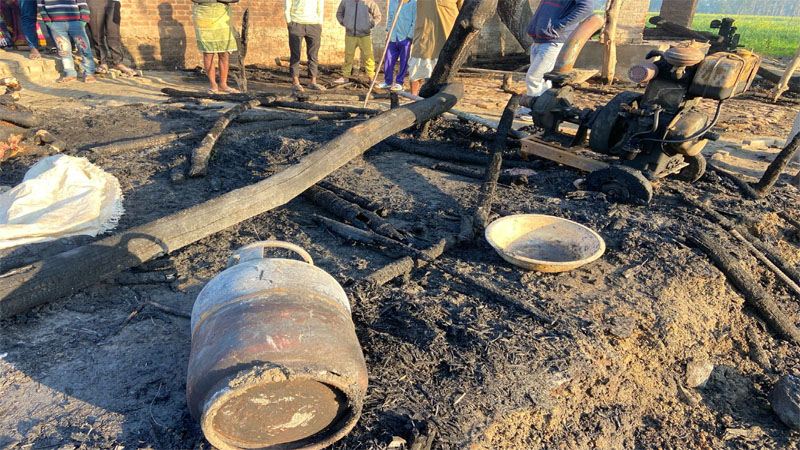 गोंडा: घर में लगी आग से लाखों की गृहस्थी जलकर खाक