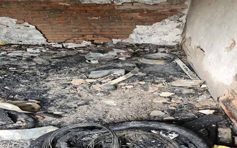 प्रयागराज: खाना बनाते समय धमाके के साथ सिलेंडर में लगी आग, कई मकानों में आई दरार, एक झुलसा