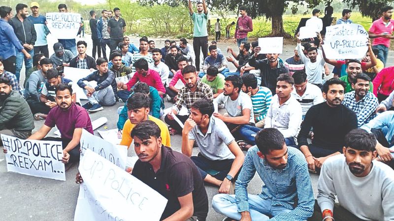 UP Police Exam Paper Leak: कानपुर में छात्रों ने दिया धरना; रखी परीक्षा दोबारा कराने की मांग...